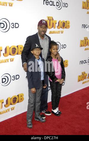 Los Angeles, CA, USA. 11. Januar 2014. Slater Josiah, Courtney B. Vance, Bronwyn Golden im Ankunftsbereich für THE NUT JOB Premiere, Regal Kinos Stadion 14 L.A. LIVE, Los Angeles, CA 11. Januar 2014. Bildnachweis: Michael Germana/Everett Collection/Alamy Live-Nachrichten Stockfoto