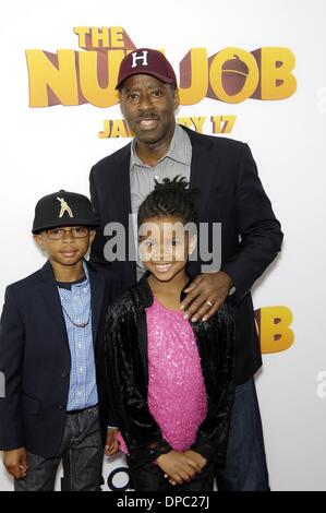 Los Angeles, CA, USA. 11. Januar 2014. Slater Josiah, Courtney B. Vance, Bronwyn Golden im Ankunftsbereich für THE NUT JOB Premiere, Regal Kinos Stadion 14 L.A. LIVE, Los Angeles, CA 11. Januar 2014. Bildnachweis: Michael Germana/Everett Collection/Alamy Live-Nachrichten Stockfoto