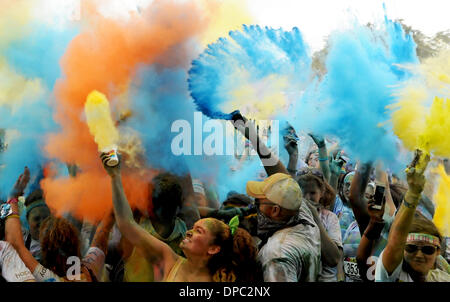 Orlando, Florida, USA. 11. Januar 2014. Atmosphäre im The Color Run in der Innenstadt von Orlando. Angekündigt als die glücklichsten 5K auf dem Planeten, beinhaltet dieses ohne Zeitangabe Fuß-Rennen auf den Straßen rund um das Citrus Bowl vier Farbe Stationen wo Freiwillige Läufer mit farbigen Maisstärke sprühen. Nach erreichen der Ziellinie, sammeln die Teilnehmer Stadium Unterhaltung, Musik, Tanz, Give-aways und Nebenfarbe platzt. Farbe läuft sind an Standorten in den Vereinigten Staaten und im Ausland statt. (Paul Hennessy/Alamy) Bildnachweis: Paul Hennessy/Alamy Live-Nachrichten Stockfoto