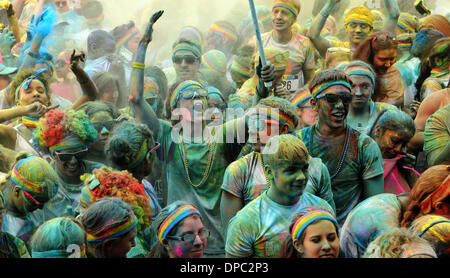 Orlando, Florida, USA. 11. Januar 2014. Atmosphäre im The Color Run in der Innenstadt von Orlando. Angekündigt als die glücklichsten 5K auf dem Planeten, beinhaltet dieses ohne Zeitangabe Fuß-Rennen auf den Straßen rund um das Citrus Bowl vier Farbe Stationen wo Freiwillige Läufer mit farbigen Maisstärke sprühen. Nach erreichen der Ziellinie, sammeln die Teilnehmer Stadium Unterhaltung, Musik, Tanz, Give-aways und Nebenfarbe platzt. Farbe läuft sind an Standorten in den Vereinigten Staaten und im Ausland statt. (Paul Hennessy/Alamy) Bildnachweis: Paul Hennessy/Alamy Live-Nachrichten Stockfoto