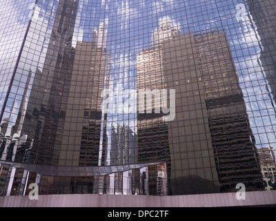 Reflexionen von Wolkenkratzern in 333 Wacker Drive am Fluss Chicago, Chicago, Illinois Stockfoto