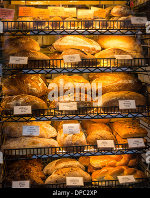 Anzeige der frisch gebackene Brote auf Grillroste an einem Marktstand, den Pike Place market, den Seattle, Washington, USA Stockfoto