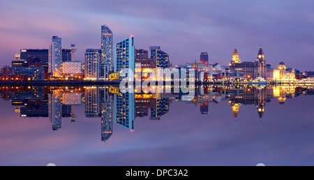 Liverpool Skyline spiegelt sich im Fluss Mersey in der Dämmerung Stockfoto