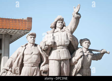 Eines der revolutionären Statuen nahe dem Eingang des Chairman Mao Memorial Hall (Mausoleum von Mao Zedong) n Peking Stockfoto