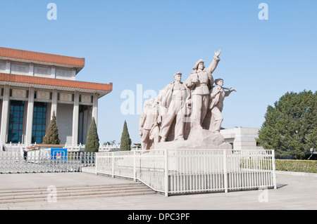 Eines der revolutionären Statuen nahe dem Eingang des Chairman Mao Memorial Hall (Mausoleum von Mao Zedong) n Peking Stockfoto