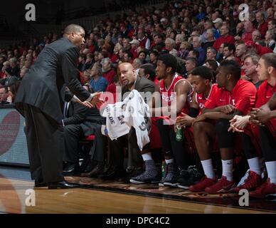 Cincinnati, OH, USA. 11. Januar 2014. Rutgers Scarlet Knights Cheftrainer Eddie Jordan mit der Bank bei einem Stopp im Spiel während einer NCAA Basketball-Spiel zwischen der Rutgers Scarlet Knights und die Cincinnati Bearcats am fünften dritten Arena spricht. Bildnachweis: Csm/Alamy Live-Nachrichten Stockfoto