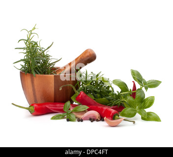 frisches Aroma Kräuter und Gewürze in hölzernen Mörser isoliert auf weißem Hintergrund Stockfoto