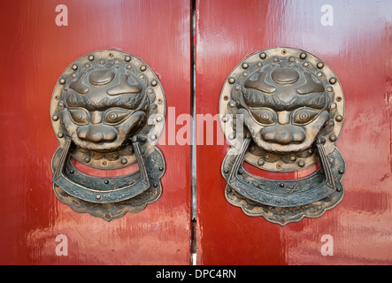 Löwenkopf Türklopfer Gebiet Hutong in Peking, China Stockfoto