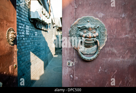 Löwenkopf Türklopfer Gebiet Hutong in Peking, China Stockfoto