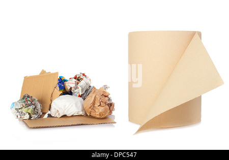 Rollen und Kugeln aus Recycling-Papier auf weißem Hintergrund Stockfoto