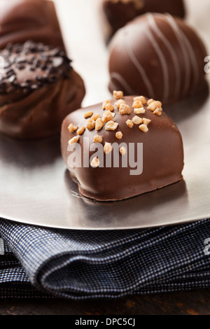 Gourmet-ausgefallene dunkle Schokolade Trüffel Candy zum Nachtisch Stockfoto