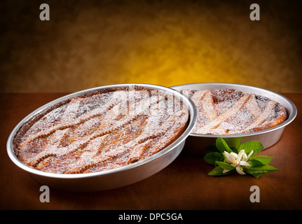 Neapolitanischen Pastiera auf Holztisch, traditionelle italienische Ostern Kuchen. Stockfoto