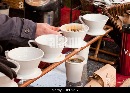 Mann, die Kaffeezubereitung mit manuellen Filterkaffee Tassen Stockfoto