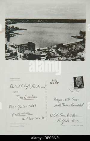 Erlangen, Deutschland. 9. Januar 2014. Blick auf Guenter Zettls Blatt Papier aus seiner Stasi-Akten, an dem die Kopie einer Postkarte von ihm im Jahre 1969 gesendet, in Erlangen, Deutschland, 9. Januar 2014 ersichtlich. Als ein High School hatten Schüler waren eine der Müritz in der DDR (jetzt Mecklenburg-Vorpommern) Zettl 1969 in einem Preis-Puzzle von Saarland Radio (SR) teilgenommen. Er schickte diese Postkarte, die nun nach 44 Jahren angekommen. Foto: DANIEL KARMANN/Dpa/Alamy Live News Stockfoto