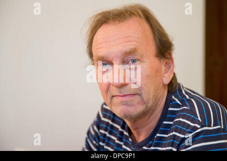 Erlangen, Deutschland. 9. Januar 2014. Günter Zettl in Erlangen, Deutschland, 9. Januar 2014 abgebildet. Als ein High School hatten Schüler waren eine der Müritz in der DDR (jetzt Mecklenburg-Vorpommern) Zettl 1969 in einem Preis-Puzzle von Saarland Radio (SR) teilgenommen. Er schickte diese Postkarte, die nun nach 44 Jahren angekommen. Foto: DANIEL KARMANN/Dpa/Alamy Live News Stockfoto