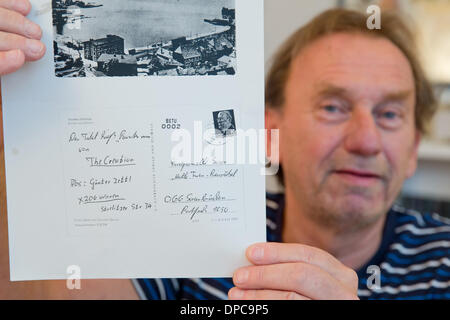 Erlangen, Deutschland. 9. Januar 2014. Guenter Zettl hält seine Stasi-Akten, auf dem die Kopie eine Postkarte von ihm im Jahre 1969 in Erlangen, Deutschland, 9. Januar 2014 abzuwarten, kann ein Blatt Papier. Als ein High School hatten Schüler waren eine der Müritz in der DDR (jetzt Mecklenburg-Vorpommern) Zettl 1969 in einem Preis-Puzzle von Saarland Radio (SR) teilgenommen. Er schickte diese Postkarte, die nun nach 44 Jahren angekommen. Foto: DANIEL KARMANN/Dpa/Alamy Live News Stockfoto
