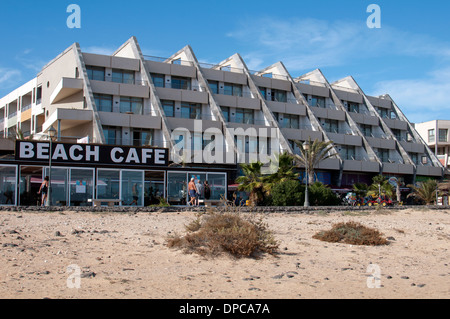 Hotel Los Geranios vom Strand Caleta de Fuste, Fuerteventura, Kanarische Inseln, Spanien. Stockfoto