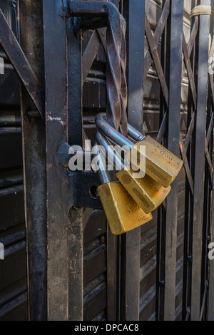 Mehrere Schlösser sichern ein Geschäft Schiebetor Metall in Sucre, Bolivien. Stockfoto