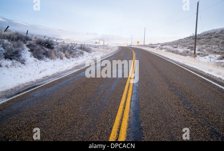 Eine vereiste Straße führt durch Szene Farm Ranch Hang Landstraße 71 Stockfoto