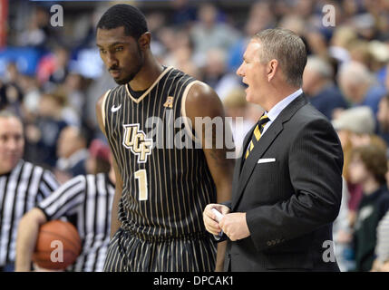 Storrs, CT, USA. 11. Januar 2014. Samstag, 11. Januar 2014: Central Florida Ritter Cheftrainer Donnie Jones spricht mit zentralen Florida Ritter weiterleiten Tristan Spurlock (1) während der 1. Hälfte der NCAA Basketball-Spiel zwischen Central Florida Vs Connecticut an Gampel Pavilion in Storrs, CT. Credit: Csm/Alamy Live-Nachrichten Stockfoto