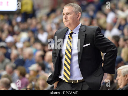 Storrs, CT, USA. 11. Januar 2014. Samstag, 11. Januar 2014: Central Florida Ritter Cheftrainer Donnie Jones auf von der Seitenlinie in der 1. Hälfte des NCAA-Basketball-Spiel zwischen Central Florida Vs Connecticut an Gampel Pavilion in Storrs, CT. Credit blickt: Csm/Alamy Live-Nachrichten Stockfoto