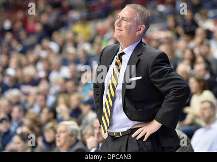 Storrs, CT, USA. 11. Januar 2014. Samstag, 11. Januar 2014: Central Florida Ritter Cheftrainer Donnie Jones auf einen Aufruf in der 1. Hälfte des NCAA-Basketball-Spiel zwischen Central Florida Vs Connecticut an Gampel Pavilion in Storrs, CT. Credit reagiert: Csm/Alamy Live-Nachrichten Stockfoto