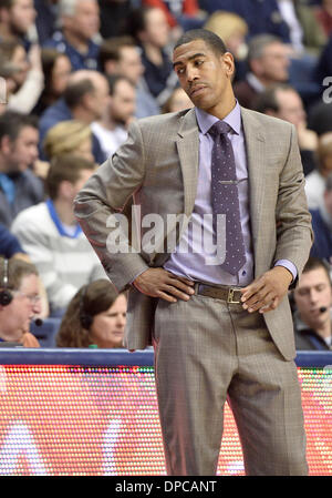 Storrs, CT, USA. 11. Januar 2014. Samstag, 11. Januar 2014: Connecticut Huskies Cheftrainer Kevin Ollie reagiert auf einen Anruf während der 2. Hälfte des NCAA-Basketball-Spiel zwischen Central Florida Vs Connecticut an Gampel Pavilion in Storrs, CT. UConn schlagen UCF 84-61. Bildnachweis: Csm/Alamy Live-Nachrichten Stockfoto