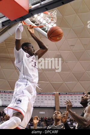 Storrs, CT, USA. 11. Januar 2014. Samstag, 11. Januar 2014: Connecticut Huskies Zentrum Amida Brimah (35) den Ball während des 2. tunkt die Hälfte der NCAA Basketball zwischen Central Florida Vs Connecticut an Gampel Pavilion in Storrs, CT. UConn Spiel schlagen UCF 84-61. Bildnachweis: Csm/Alamy Live-Nachrichten Stockfoto