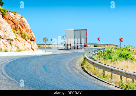 LKW-fahren auf einer Bergstraße an einem sonnigen Tag Stockfoto