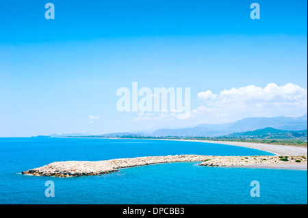 Künstlichen Wellenbrecher im seichten warmen Wasser des Mittelmeers. Demre, Antalya, Türkei Stockfoto