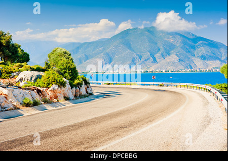 scharfe Kurve in der Straße und die Aussicht auf die Berge Stockfoto