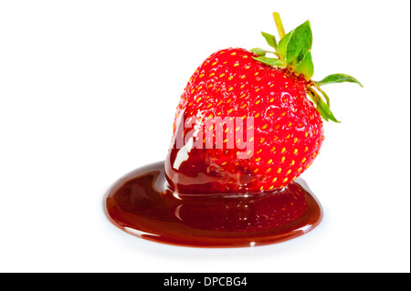 Eine Erdbeere Schokolade getaucht, auf weißem Hintergrund Stockfoto