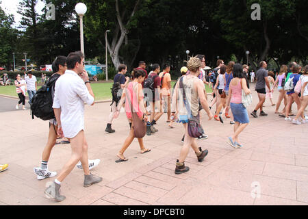 Sydney, NSW, Australien. 12. Januar 2014. Teilnehmer an der Sydney No Pants Subway Ride 2014-Spaziergang durch den Hyde Park Museum Bahnhof für den Beginn der Fahrt. Copyright Credit: 2014 Richard Milnes/Alamy Live-Nachrichten Stockfoto