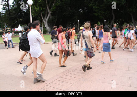 Sydney, NSW, Australien. 12. Januar 2014. Teilnehmer an der Sydney No Pants Subway Ride 2014-Spaziergang durch den Hyde Park Museum Bahnhof für den Beginn der Fahrt. Copyright Credit: 2014 Richard Milnes/Alamy Live-Nachrichten Stockfoto