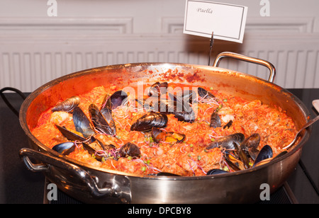 Meeresfrüchte-Paella in der Pfanne anbraten Stockfoto