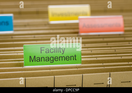 Hängende Dateiordner mit der Bezeichnung mit Facility Management Stockfoto