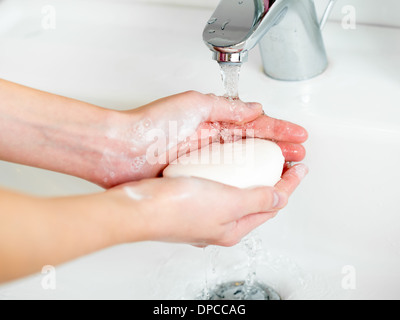 Händewaschen mit Seife im Badezimmer hautnah Stockfoto