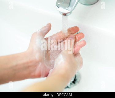 Händewaschen mit Seife im Badezimmer hautnah Stockfoto