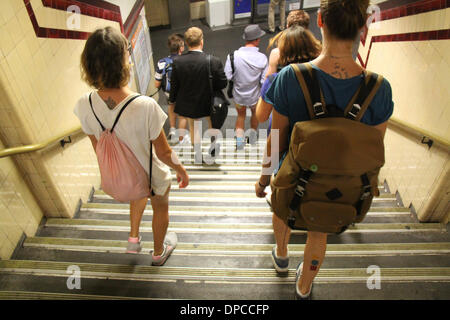 Sydney, NSW, Australien. 12. Januar 2014. Teilnehmer in Sydney No Pants Subway Ride 2014 geben Sie Museum Bahnhof für den Beginn der Fahrt. Copyright Credit: 2014 Richard Milnes/Alamy Live-Nachrichten Stockfoto