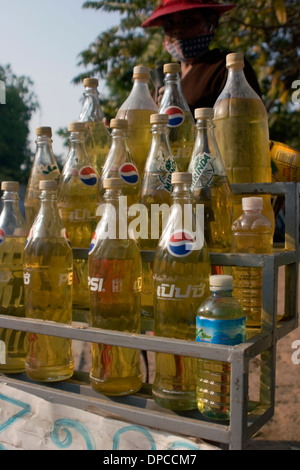 Glas und Kunststoff Soda-Flaschen mit Benzin gefüllt sind für den Verkauf auf einer Stadtstraße in Phnom Penh, Kambodscha. Stockfoto