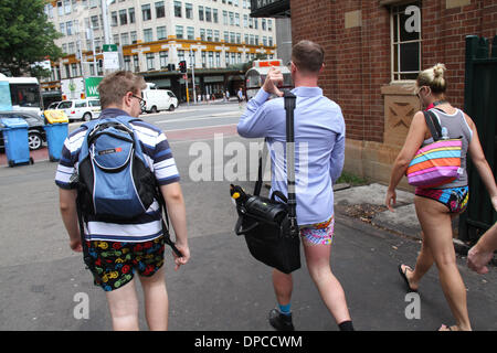 Sydney, NSW, Australien. 12. Januar 2014. Teilnehmer an der Sydney No Pants Subway Ride 2014-Spaziergang durch den Hyde Park Museum Bahnhof für den Beginn der Fahrt. Copyright Credit: 2014 Richard Milnes/Alamy Live-Nachrichten Stockfoto