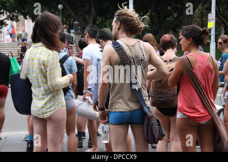 Sydney, NSW, Australien. 12. Januar 2014. Teilnehmer an der Sydney No Pants Subway Ride 2014-Spaziergang durch den Hyde Park Museum Bahnhof für den Beginn der Fahrt. Copyright Credit: 2014 Richard Milnes/Alamy Live-Nachrichten Stockfoto