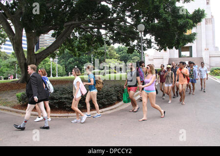 Sydney, NSW, Australien. 12. Januar 2014. Teilnehmer an der Sydney No Pants Subway Ride 2014-Spaziergang durch den Hyde Park Museum Bahnhof für den Beginn der Fahrt. Copyright Credit: 2014 Richard Milnes/Alamy Live-Nachrichten Stockfoto