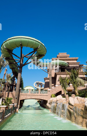 Der neue Turm des Poseidon Flume reitet im Aquaventure Wasserpark im Hotel Atlantis auf The Palm Island Dubai Stockfoto