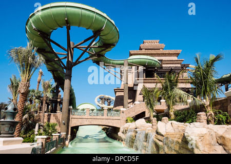 Der neue Turm des Poseidon Flume reitet im Aquaventure Wasserpark im Hotel Atlantis auf The Palm Island Dubai Stockfoto