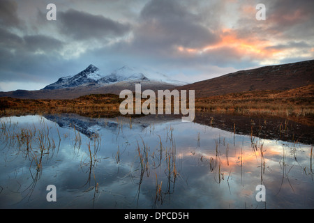 Winter in Glen Sigachan mit den Höhepunkt der Sgurr Nan Gillean in der Ferne auf der Isle Of Skye in der Inneren Hebriden in Schottland Stockfoto