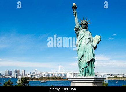 Nachbildung der Freiheitsstatue in der Bucht von Tokio bei Odaiba in Tokio Japan Stockfoto