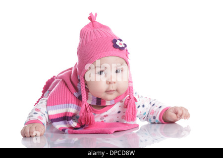 Baby weared in Mode Hut mit Zöpfen und Schal isoliert auf weiss Stockfoto