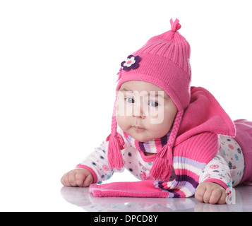 Baby weared in Mode Hut mit Zöpfen und Schal isoliert auf weiss Stockfoto