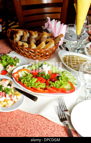 Das Restourant Tisch zubereitet für Feiern Stockfoto